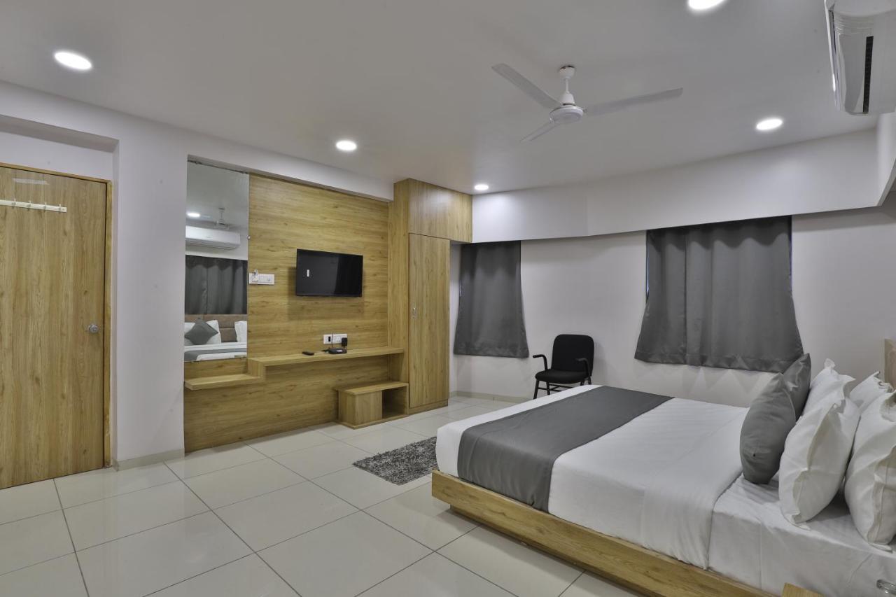 Hotel Monville Group ヴァドーダラー エクステリア 写真