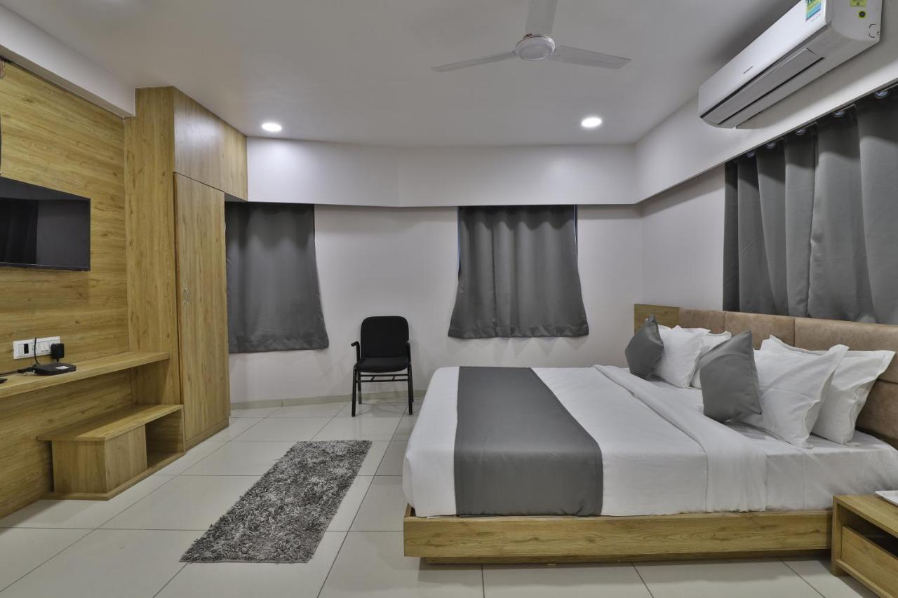 Hotel Monville Group ヴァドーダラー エクステリア 写真