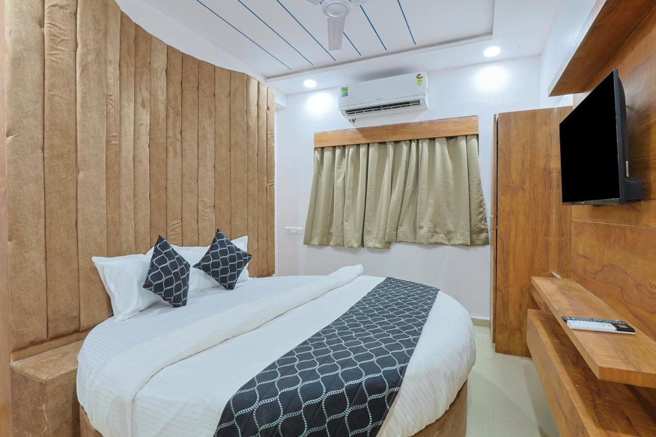 Hotel Monville Group ヴァドーダラー エクステリア 写真