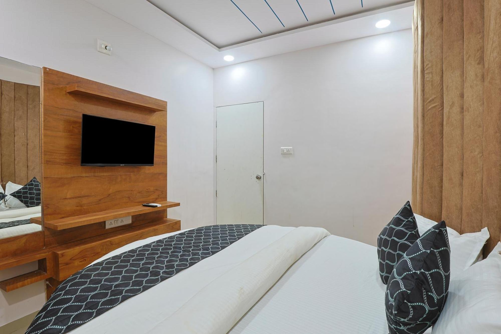 Hotel Monville Group ヴァドーダラー エクステリア 写真
